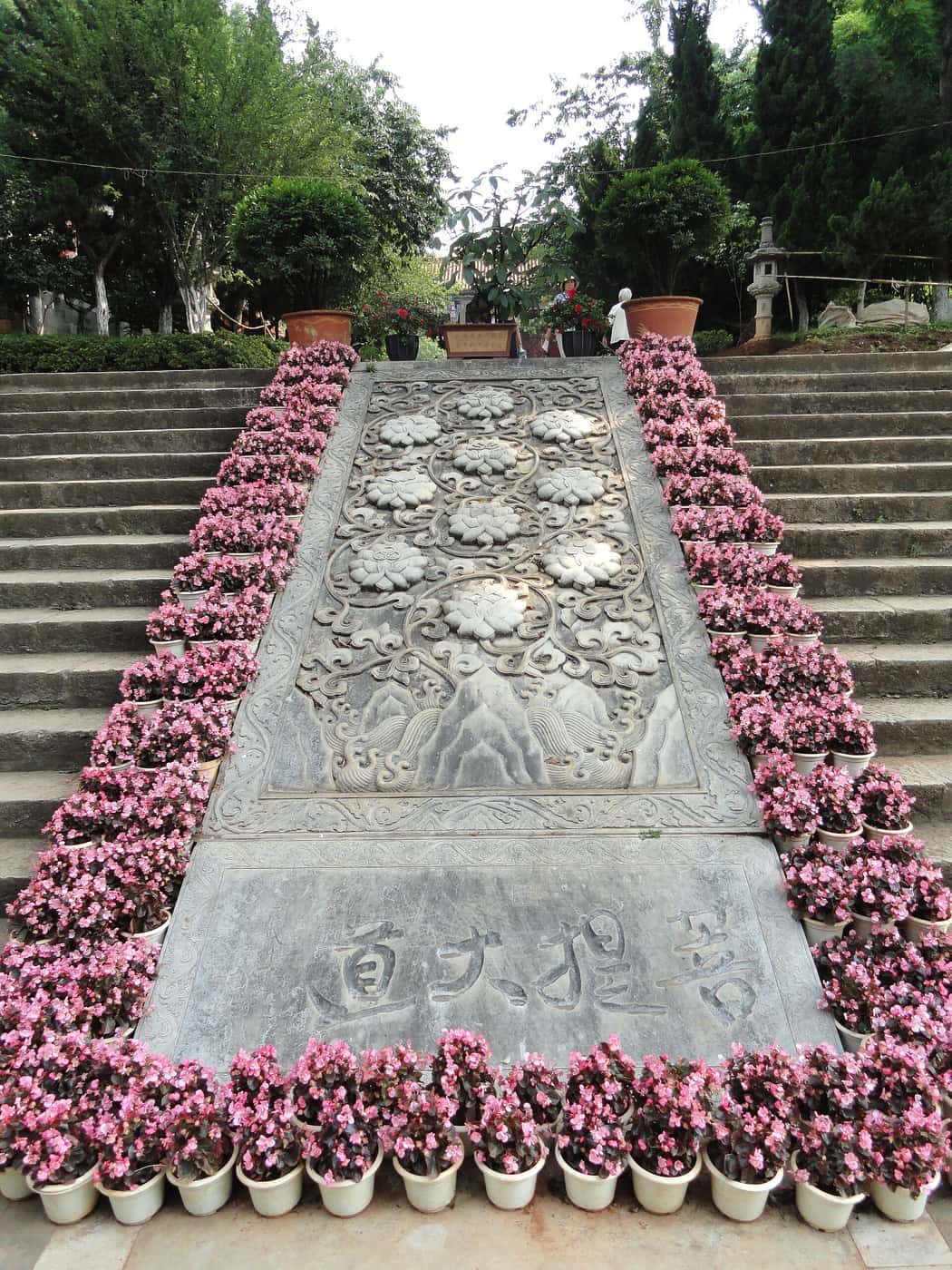 Carved spirit path and flowers at Yuantong Temple