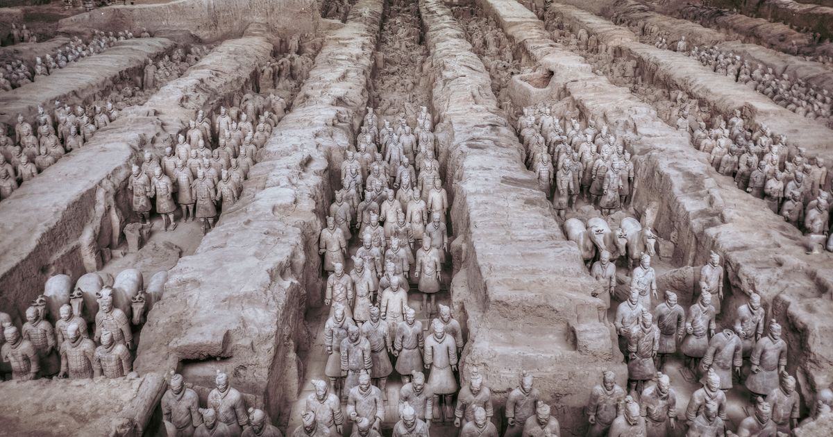 The vast Pit 1 with hundreds of warriors arranged in battle formation