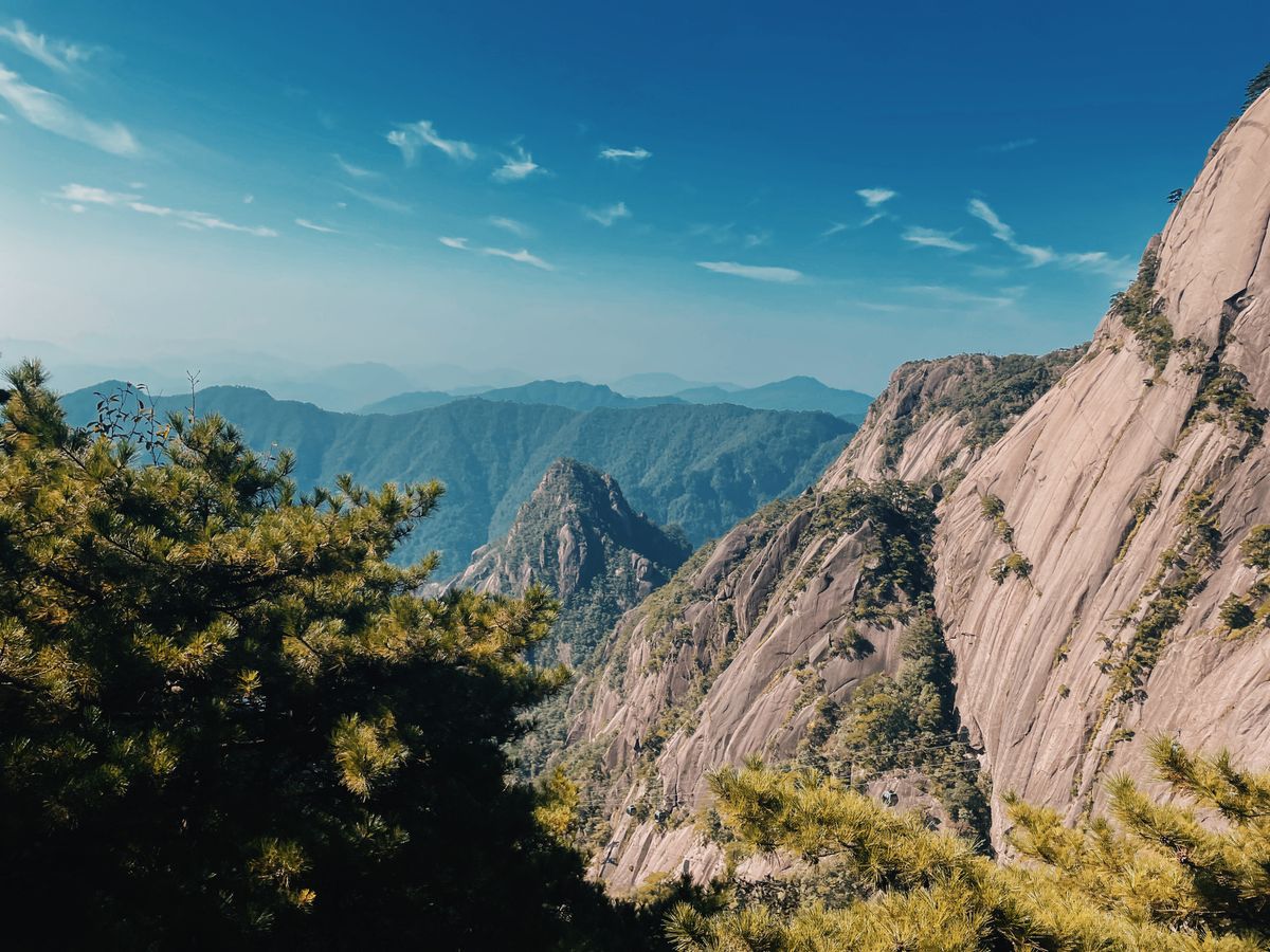 Granite cliffs and a sea of mist on Huangshan