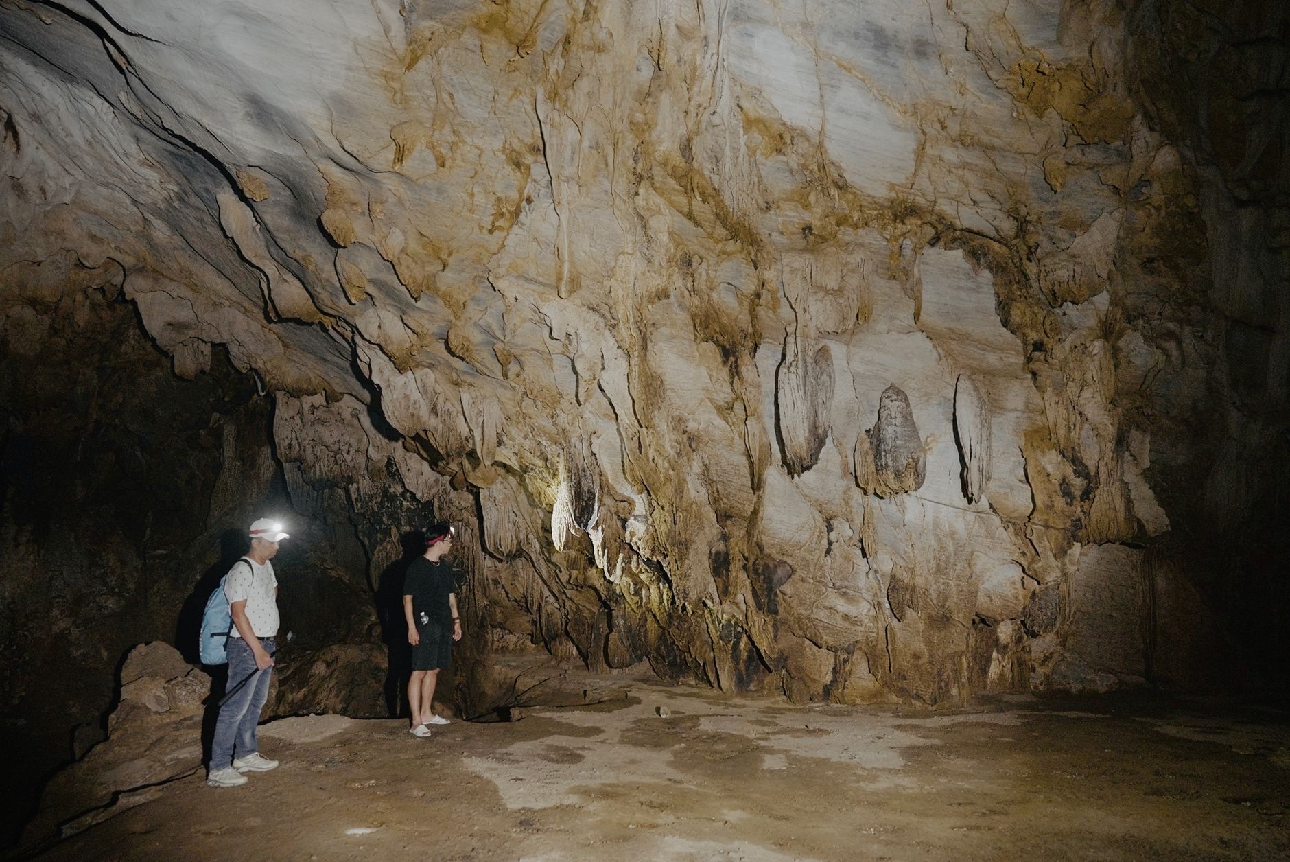 River boat passage through the cavern