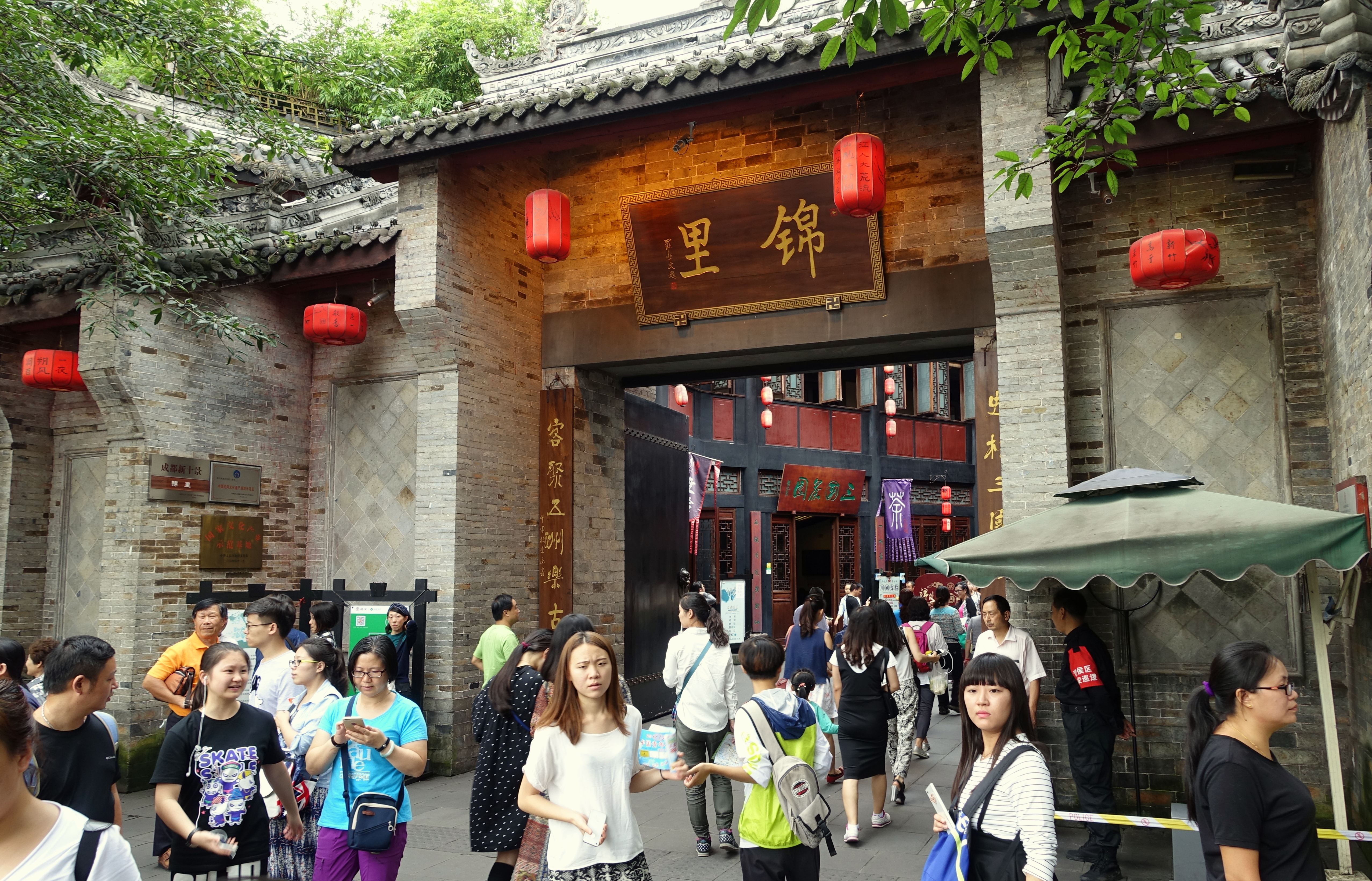 Crowds and food stalls in the Jinli pedestrian lane, Chengdu