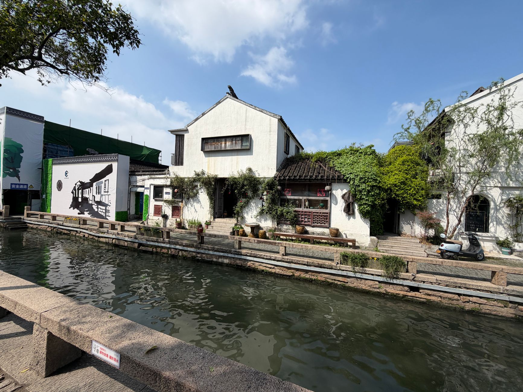 Waterside Ming and Qing houses along Pingjiang Road
