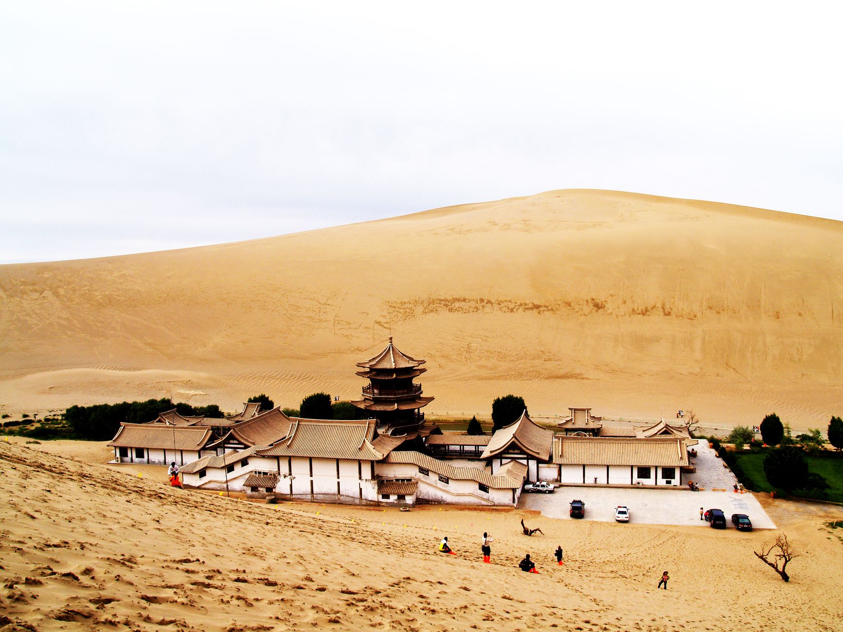 Pavilion and oasis temple at the foot of the Echoing-Sand dunes