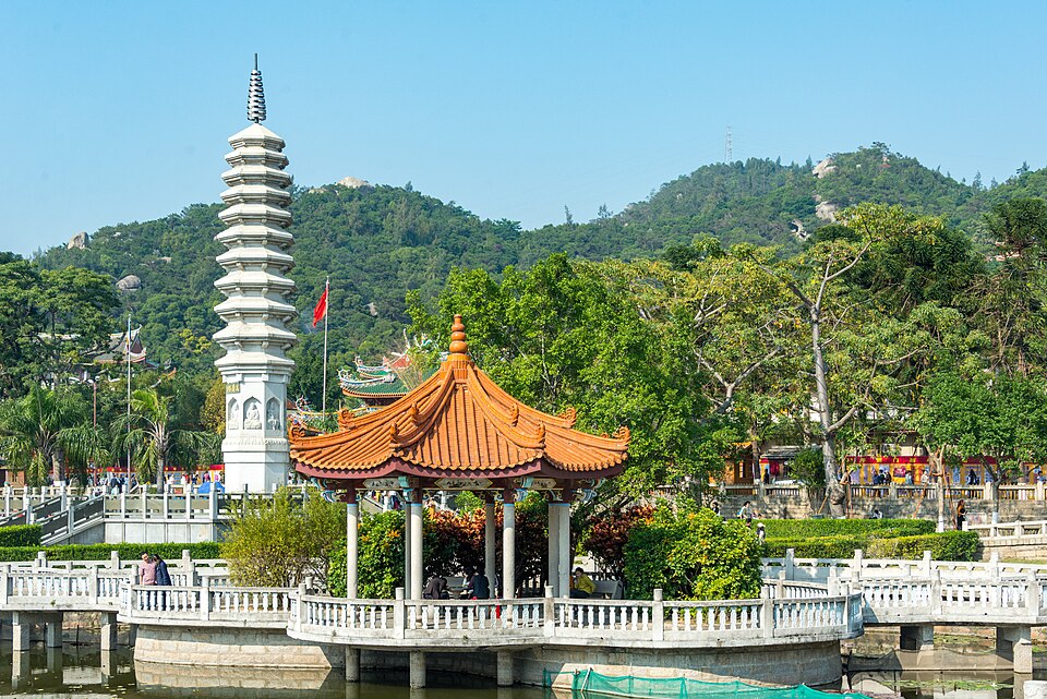 Nanputuo Temple's lotus pond, with a pagoda and pavilion at the foot of the mountain