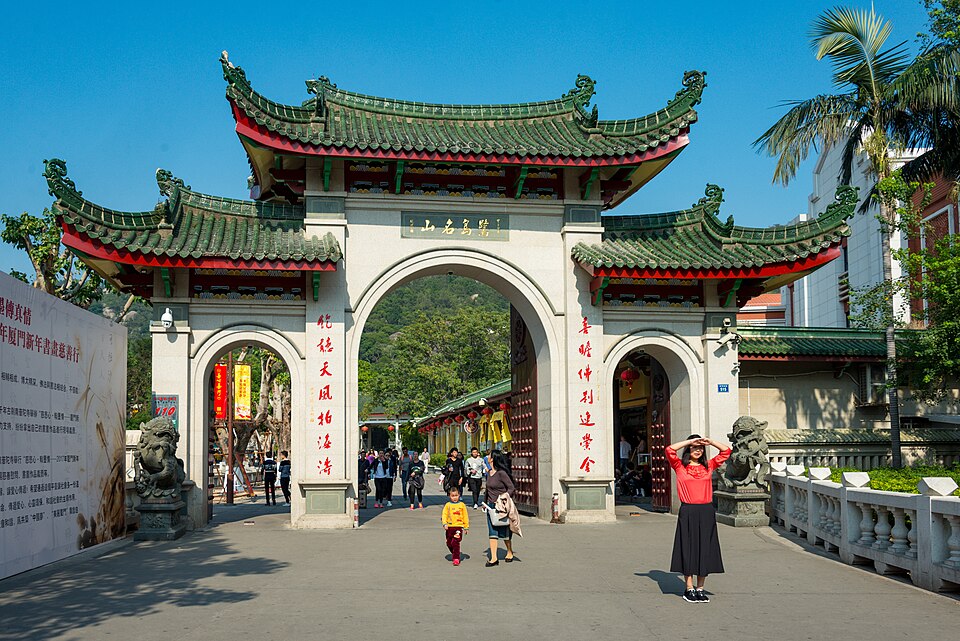 The ornate entrance gate of Nanputuo Temple