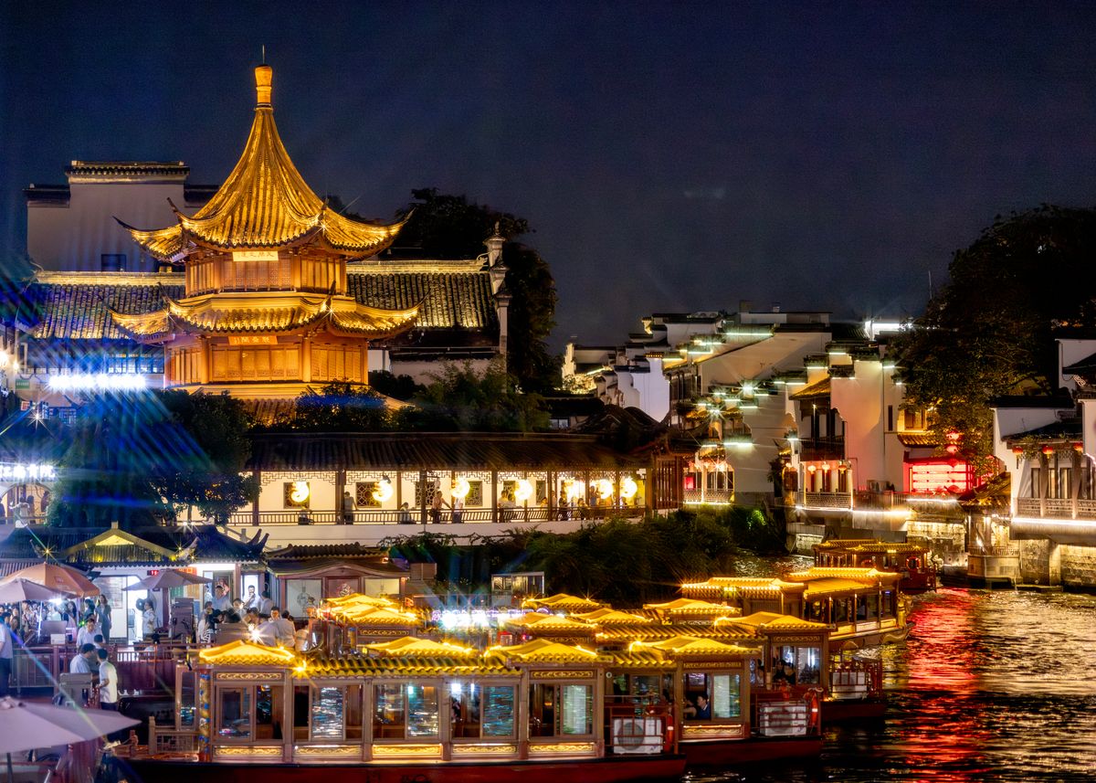 Lantern-lit traditional architecture reflected in the Qinhuai River